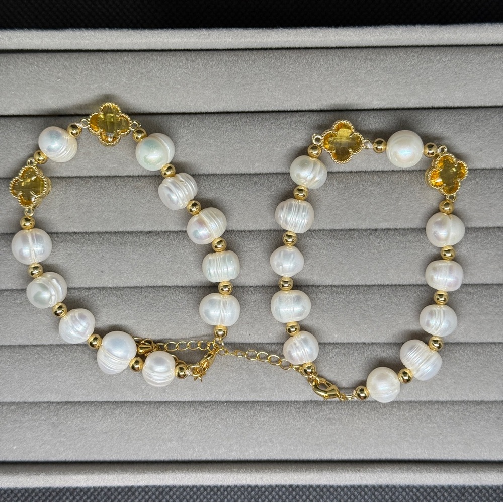 Elegant Gold and White Pearl Bracelet